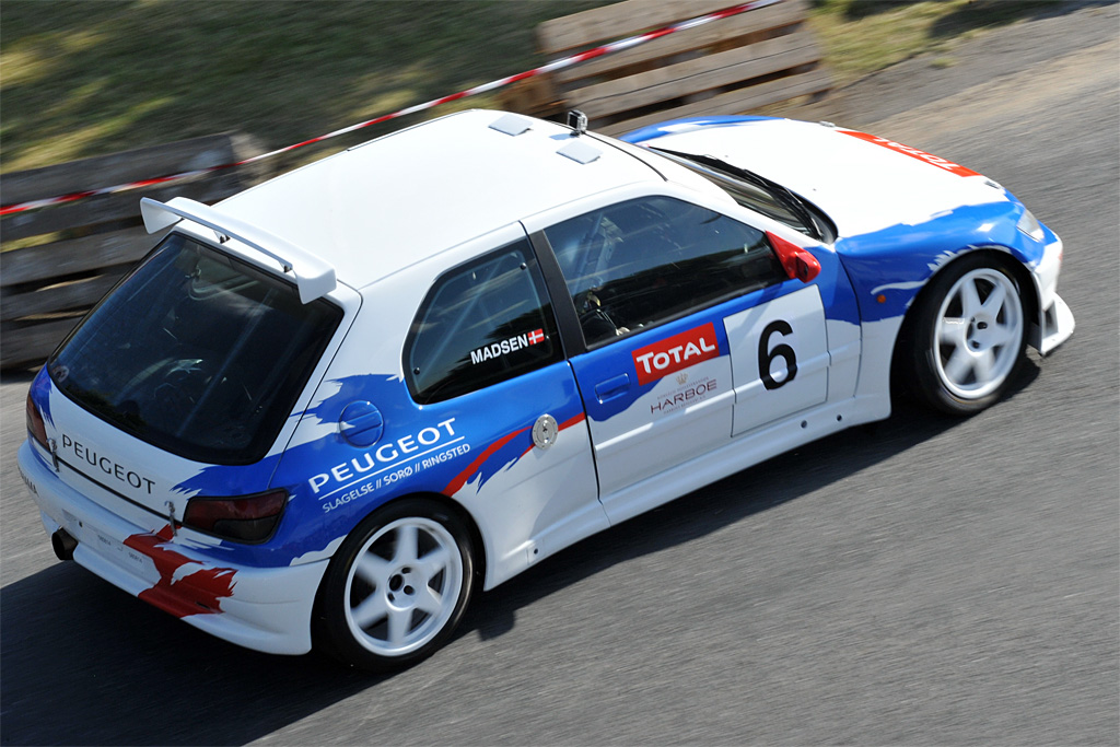 Såvel bil som kører har karisma. Brian Madsen ruller sin Peugeot 306 Maxi ud af garagen for at køre rallysprint fredag aften